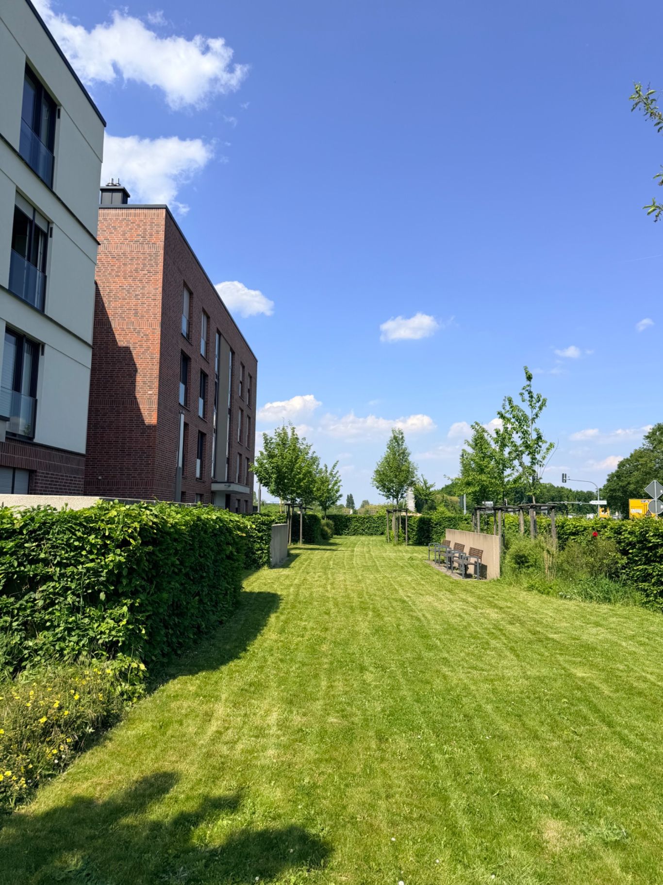 Gepflegte Außenanlage einer von Uhrmann betreuten Wohnanlage in Mönchengladbach