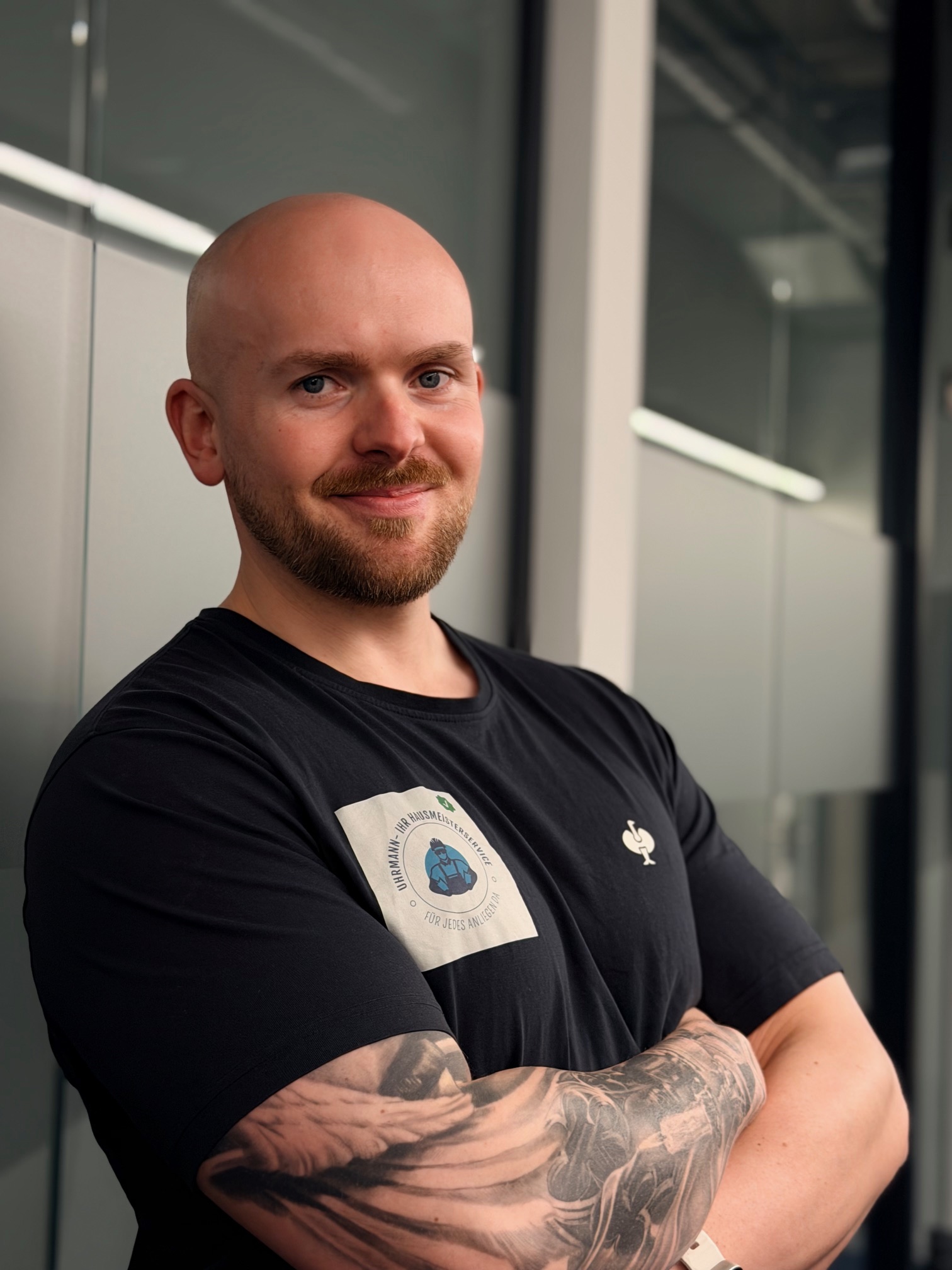 Niels Uhrmann, Inhaber Uhrmann Facility Management Korschenbroich, vor seinem Firmenfahrzeug