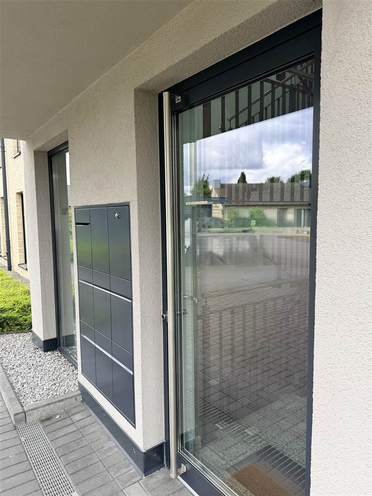 Gereinigte Glastür und Briefkastenanlage am Hauseingang