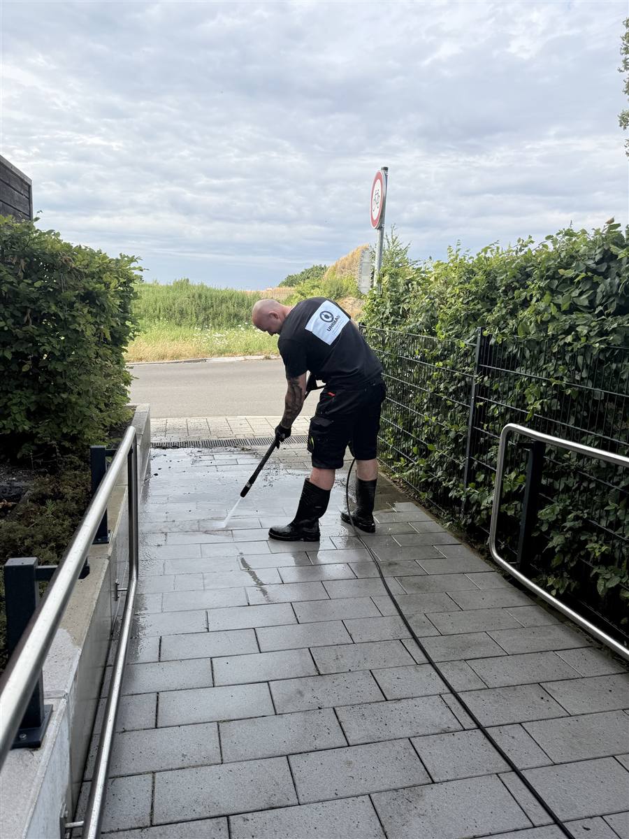 Steinreinigung mit Hochdruck an einer Rampe, Einsatz von Uhrmann