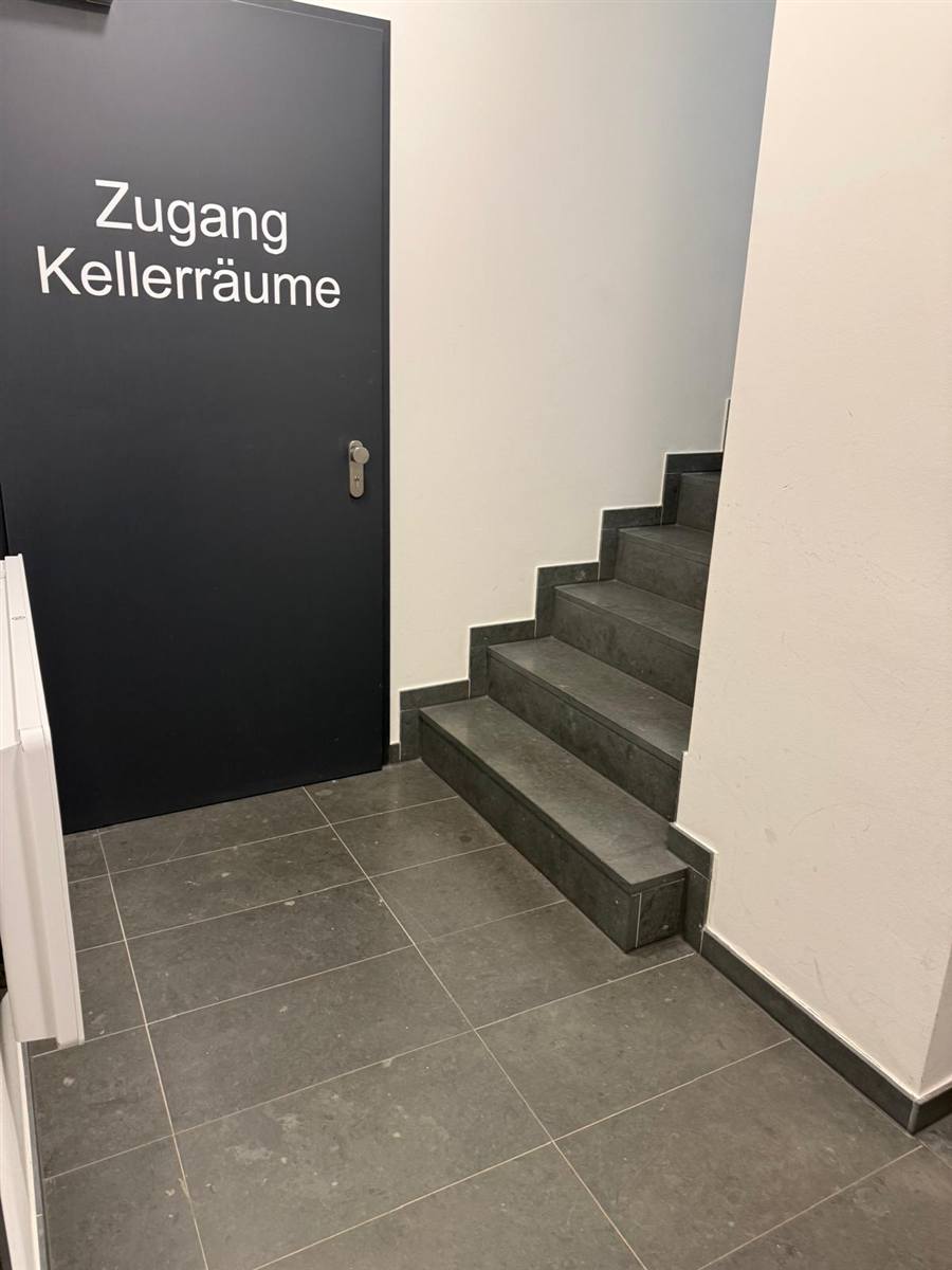 Sauberes Treppenhaus mit Zugang zu den Kellerräumen