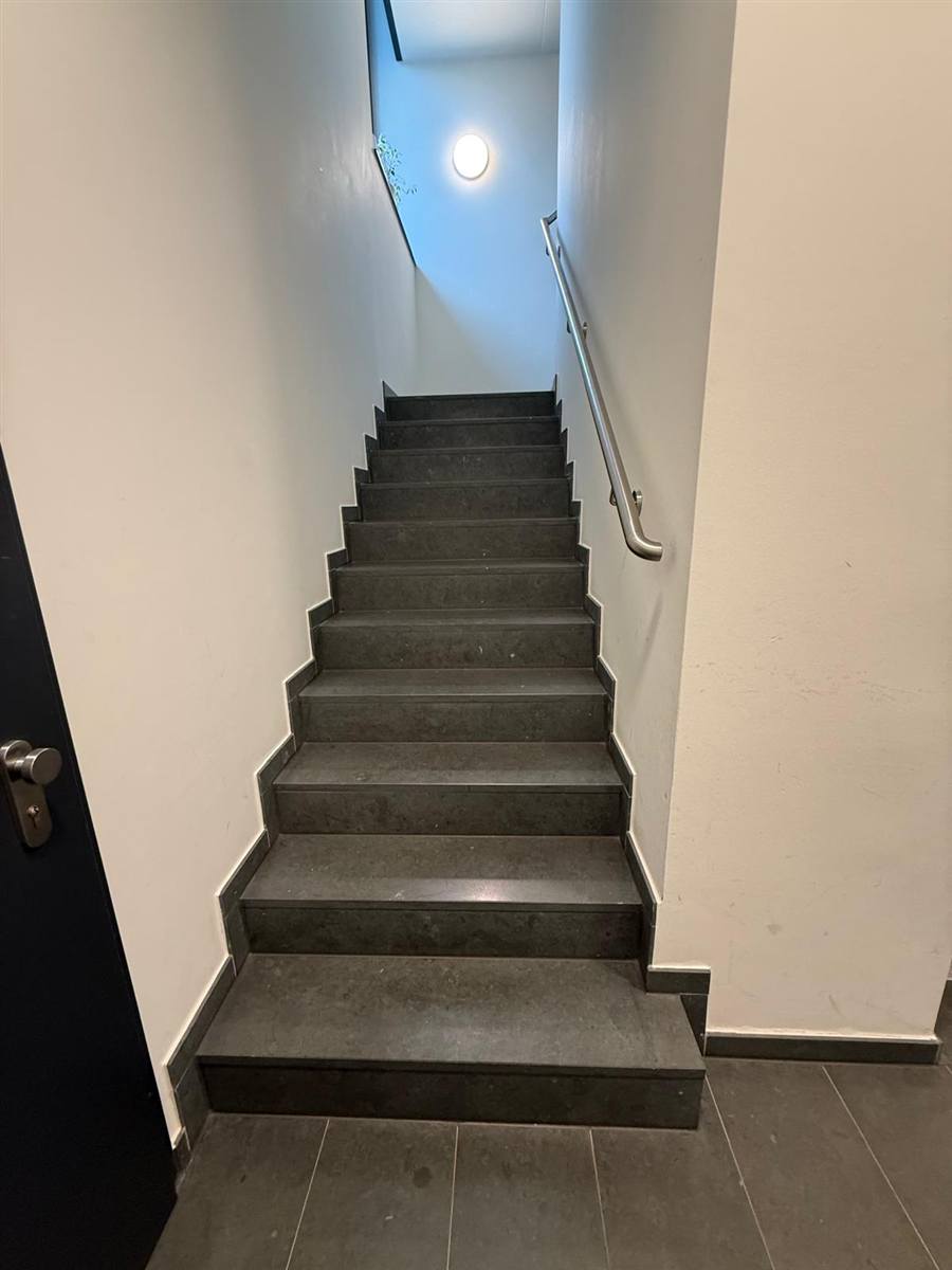Gereinigtes Treppenhaus mit Natursteinstufen, Treppenhausreinigung durch Uhrmann
